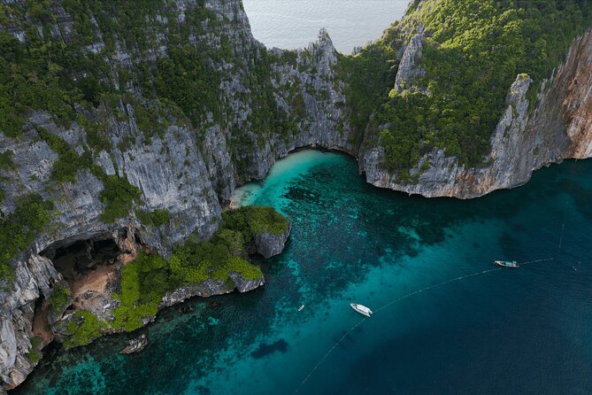 Hype Yacht : VIP Tour Phi Phi Island & Maya Bay from Phuket - The group atmosphere and seating