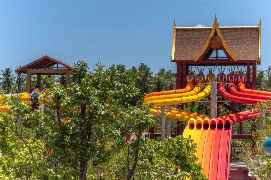 Phuket: Andamanda Water Park Ticket - Food, drinks and the floating village restaurant