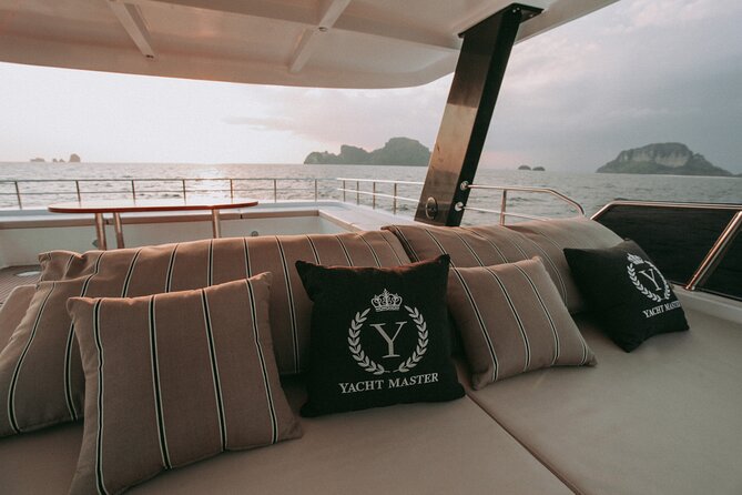 Phuket : James Bond Island and Phang Nga Bay by Premium Yacht - Koh Tapu: the famous James Bond rock