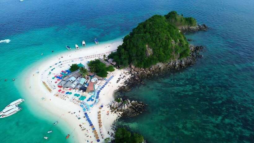Phuket: Khai Nok, Khai Nai, and Khai Nui Island Day Trip - Khai Nai and its beach cats
