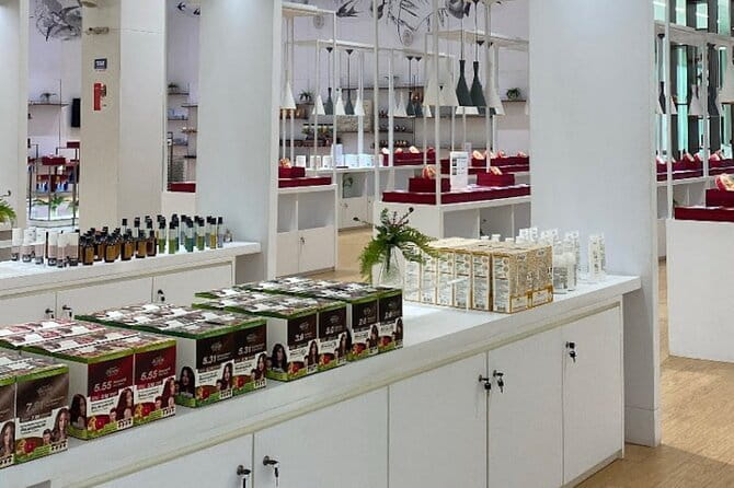 Phuket Local Shopping Factory - Big Bee Farm: honey products and samples