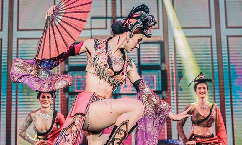 Phuket: Simon Cabaret Show Tickets Optional First 3 Rows - From palace sets to cowboy bars